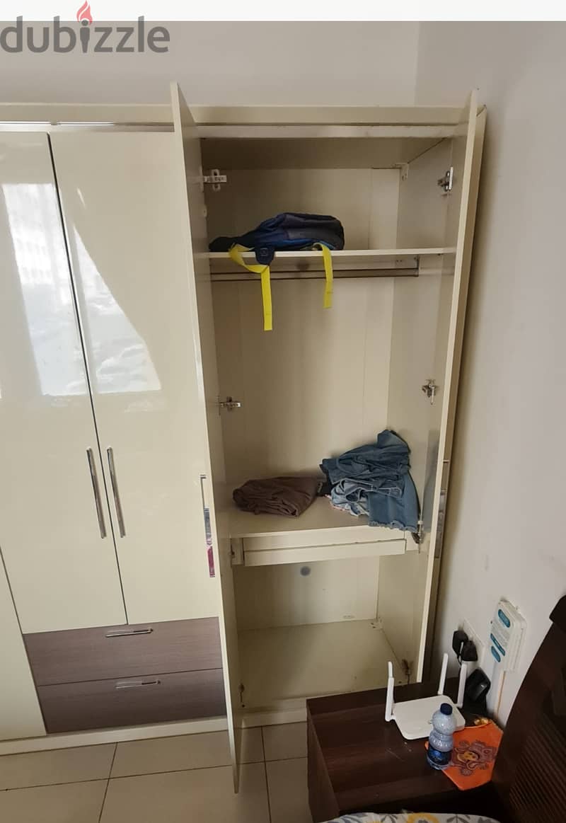 EXCELLENT CONDITION CUPBOARD (WADROBE)  6 DOOR FOR SALE 4