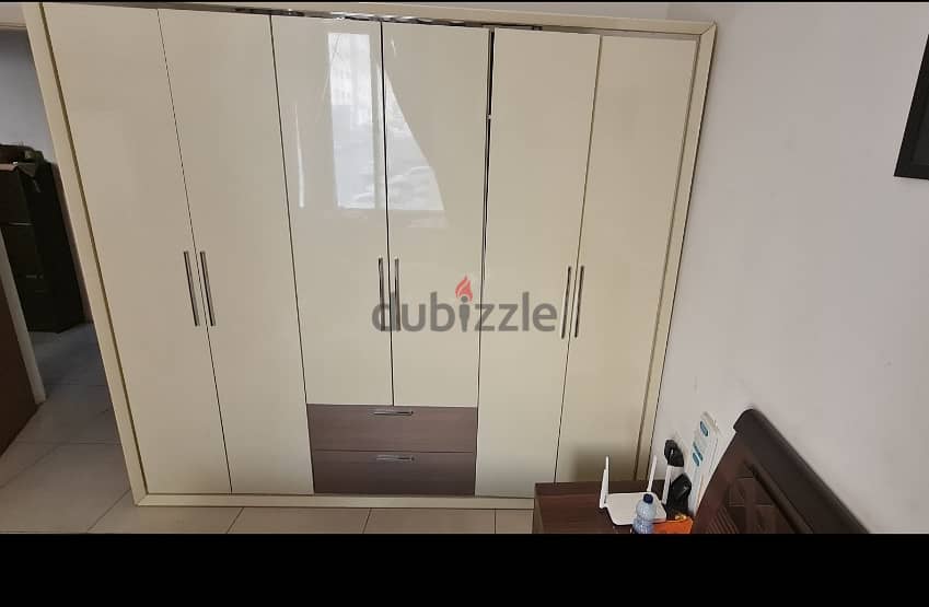 EXCELLENT CONDITION CUPBOARD (WADROBE)  6 DOOR FOR SALE 5