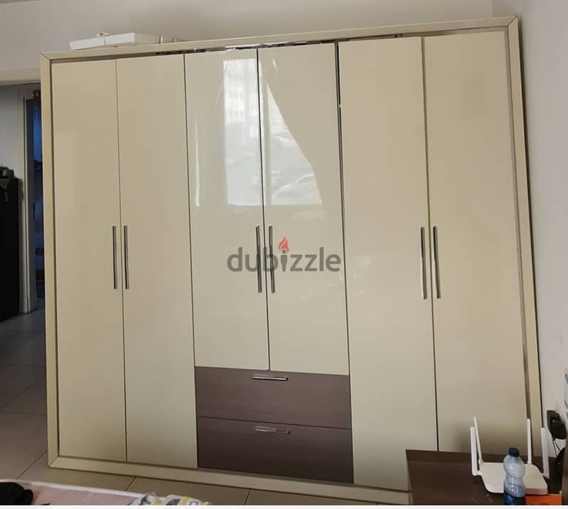 EXCELLENT CONDITION CUPBOARD (WADROBE)  6 DOOR FOR SALE 6