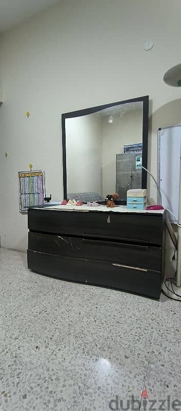 dressing table for Bed room with extra mirror free. 0