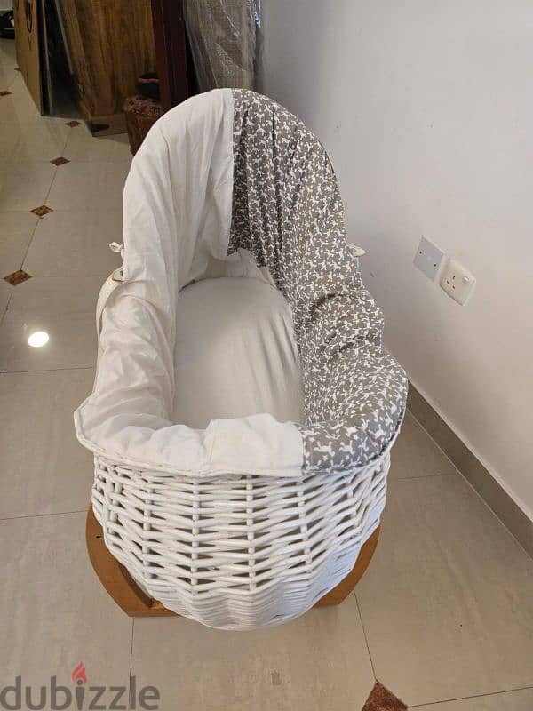 baby Bassinet/ crib/cot from Mamas papas 1