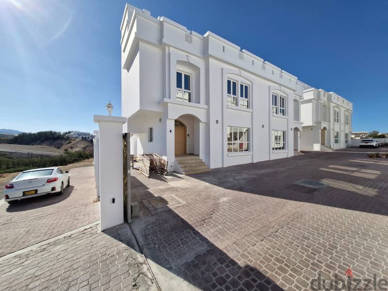 5 BR Generous Villa Located in Madinat Al Ilam 0