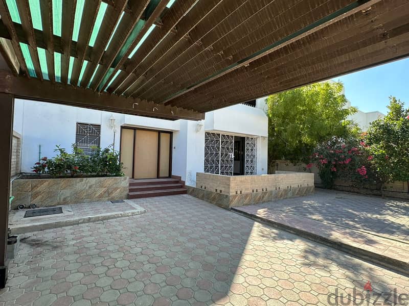 للإيجار فيلا راقية في القرم PDO For Rent: Luxury Villa in Al Qurum 0