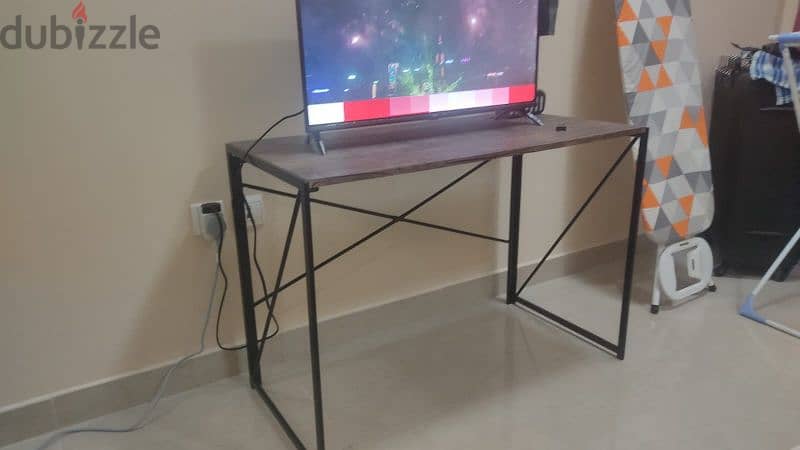 TCL TV 32 inch and tv table 0