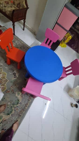 kids table and chairs 0