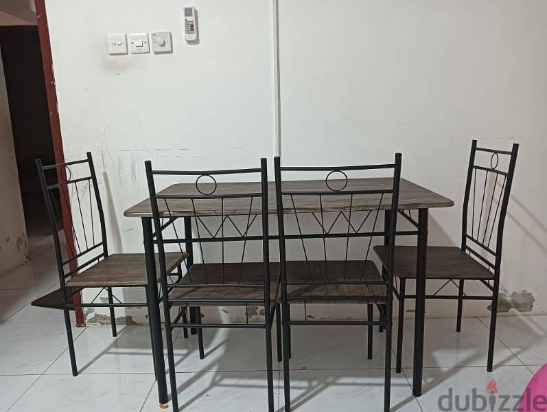 dinning table with 4 chairs 0