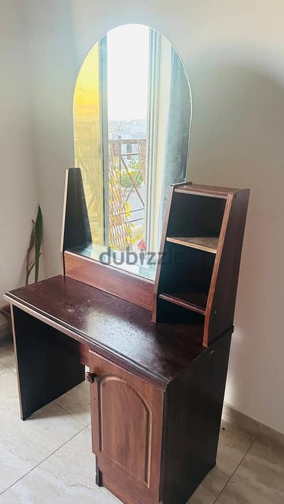 Dressing Table + stool + full length mirror free - Expat leaving Oman