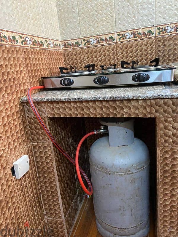 Stove like new with gas cylinder 1