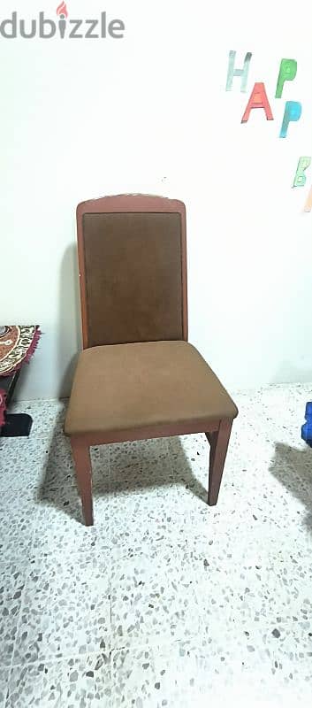 dressing table with a free wooden chair . 1