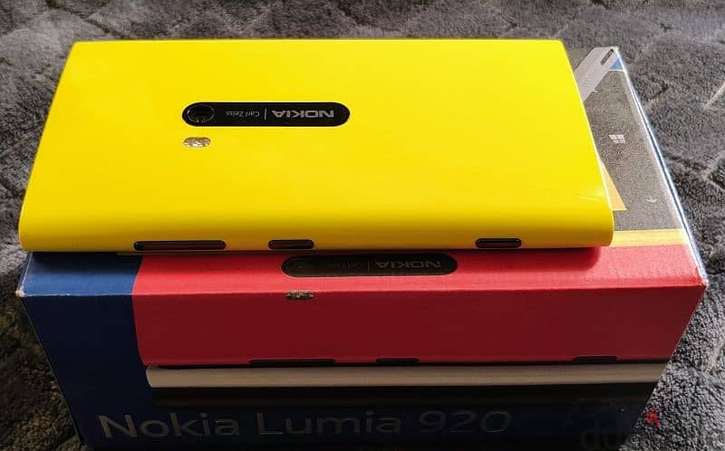 Yellow Nokia Lumia 920 Brand New for Nokia Phone Collectors 4