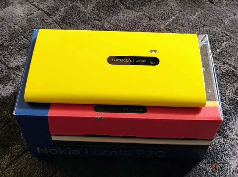 Yellow Nokia Lumia 920 Brand New for Nokia Phone Collectors 5