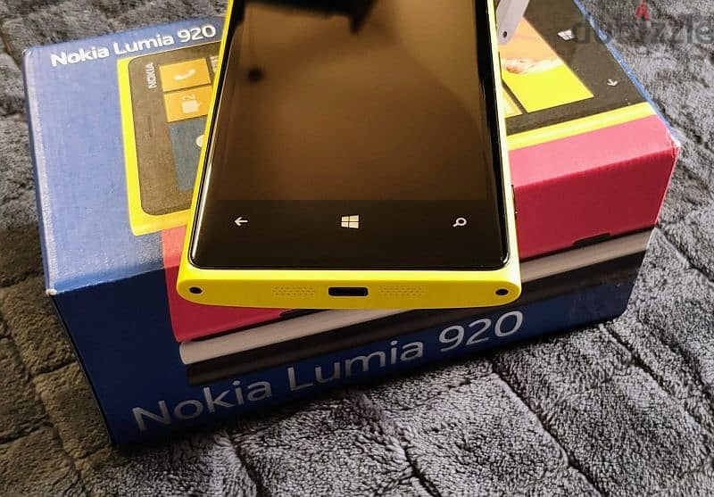 Yellow Nokia Lumia 920 Brand New for Nokia Phone Collectors 12