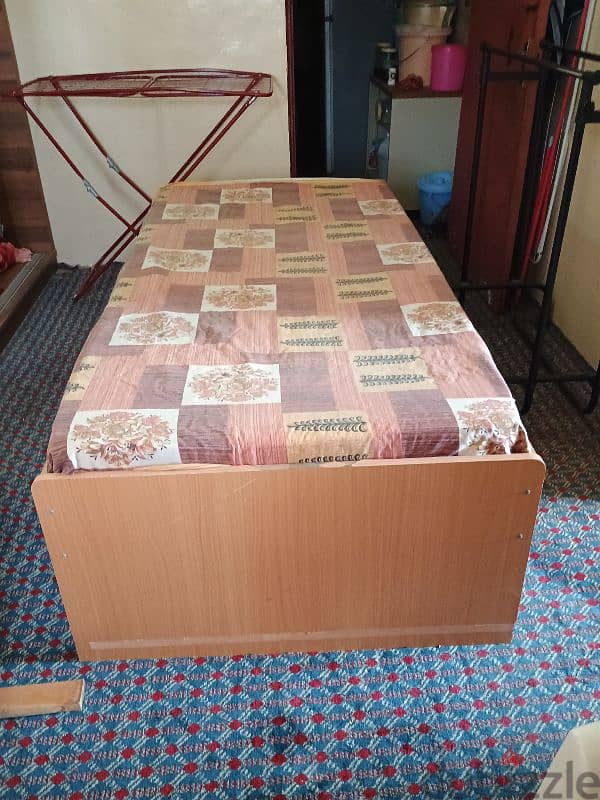 wooden Singal bed with mattress 0