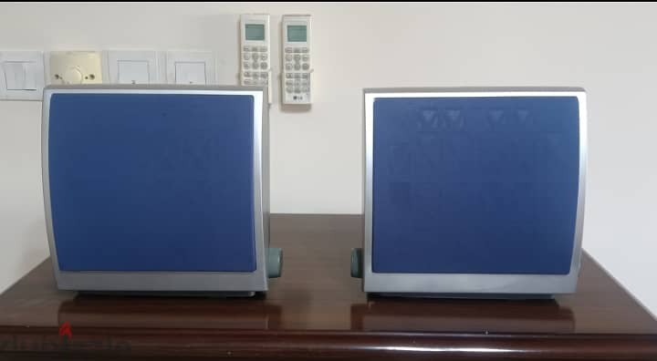 Speakers with adjustable stand 0