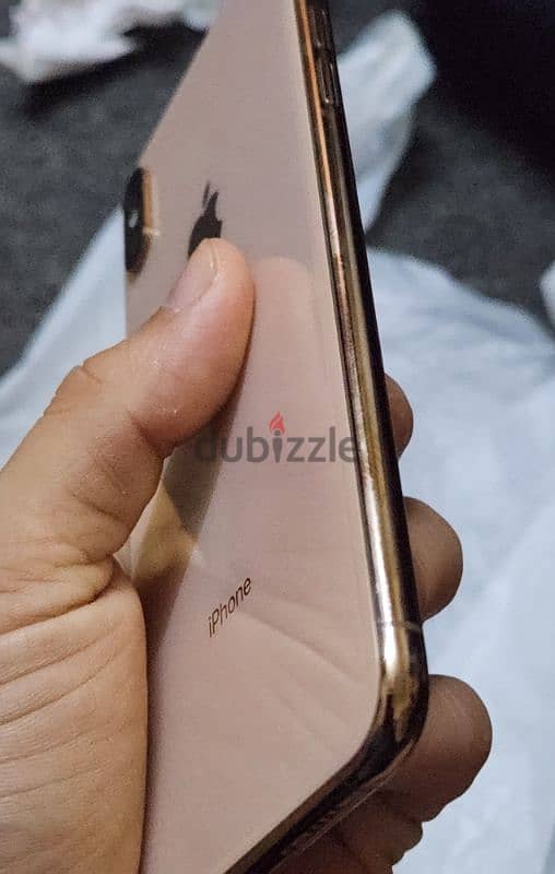 iPhone xs max  OMR 110 2