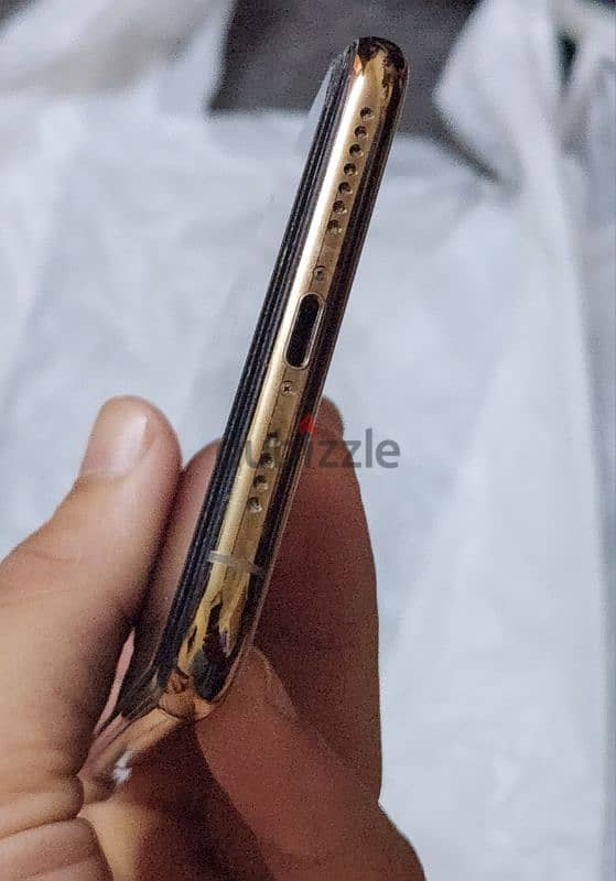 iPhone xs max  OMR 110 4