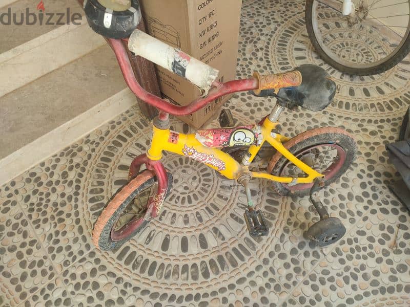 A Cycle with free training wheels size 8 0