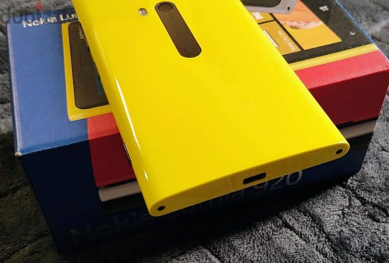 Extremely Rare Nokia Lumia 920 Yellow Brand New 1