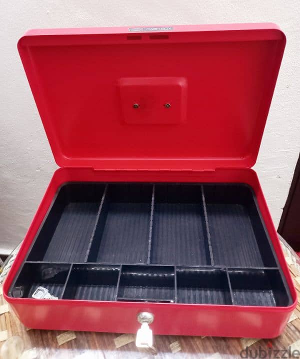 Metal Cash Box with Lock. 1