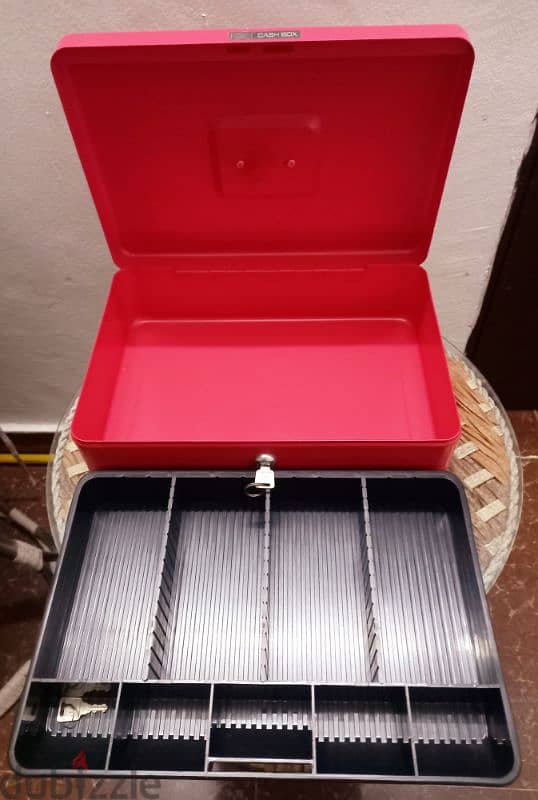 Metal Cash Box with Lock. 2