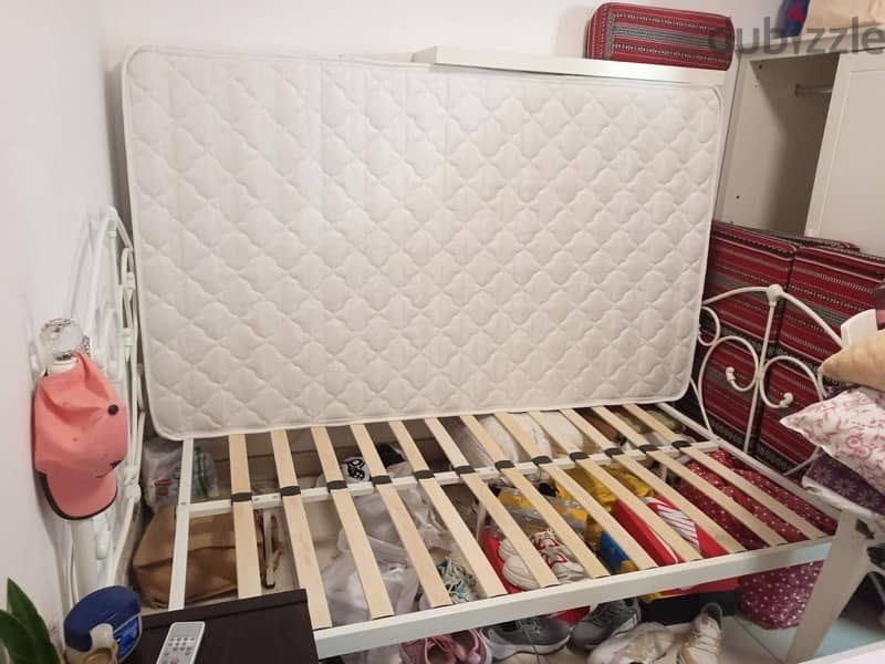 dubble bed with mattress like new and clean 1