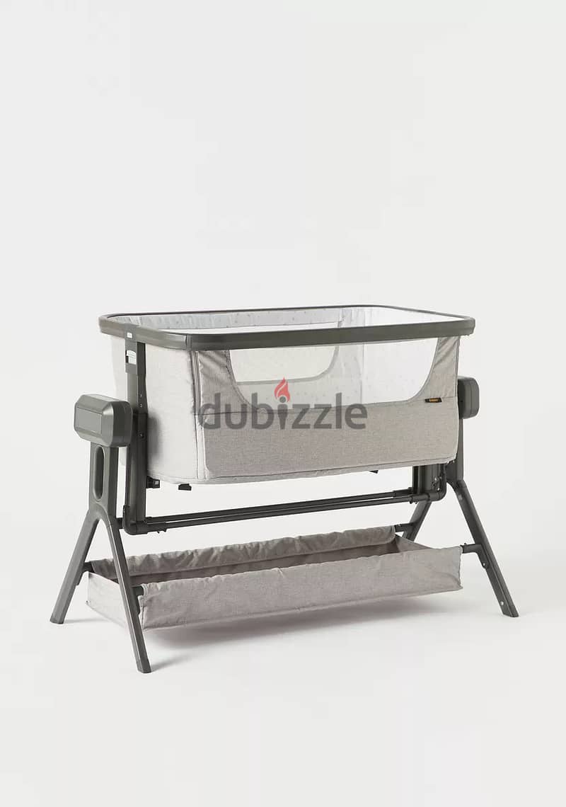 Giggles Zeus Auto Swing Bassinet 1