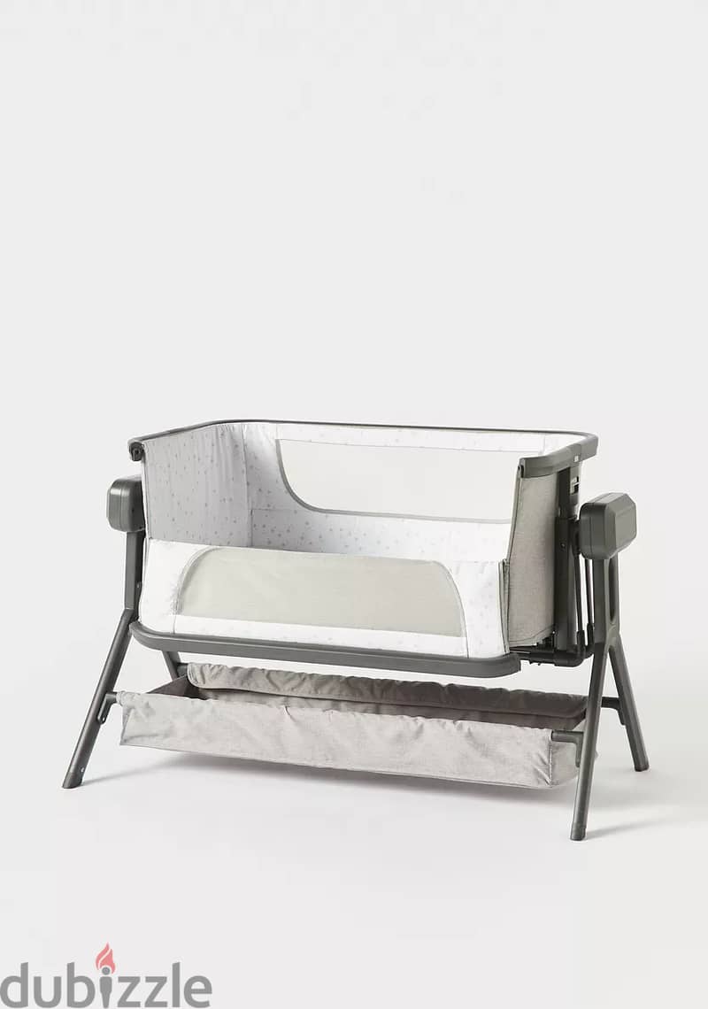 Giggles Zeus Auto Swing Bassinet 2