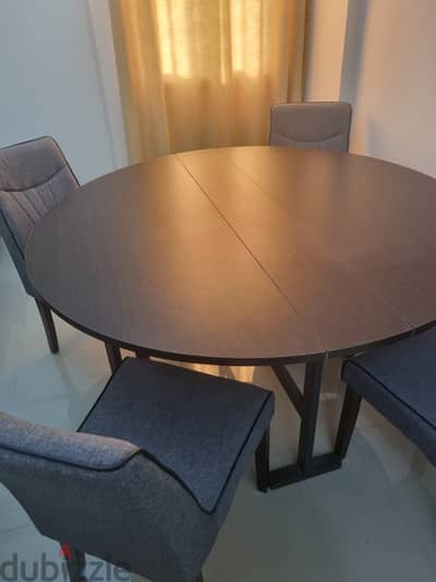 4 seater dining table in brand new condition