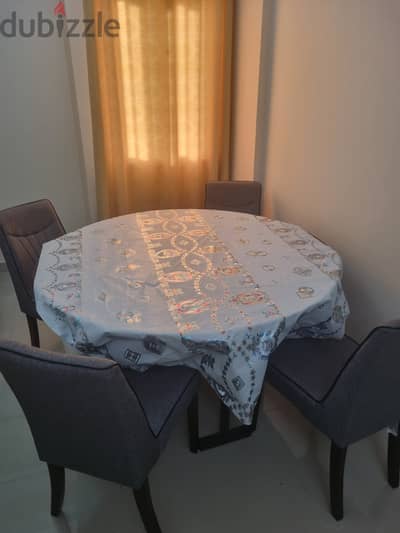 4 seater dining table in brand new condition