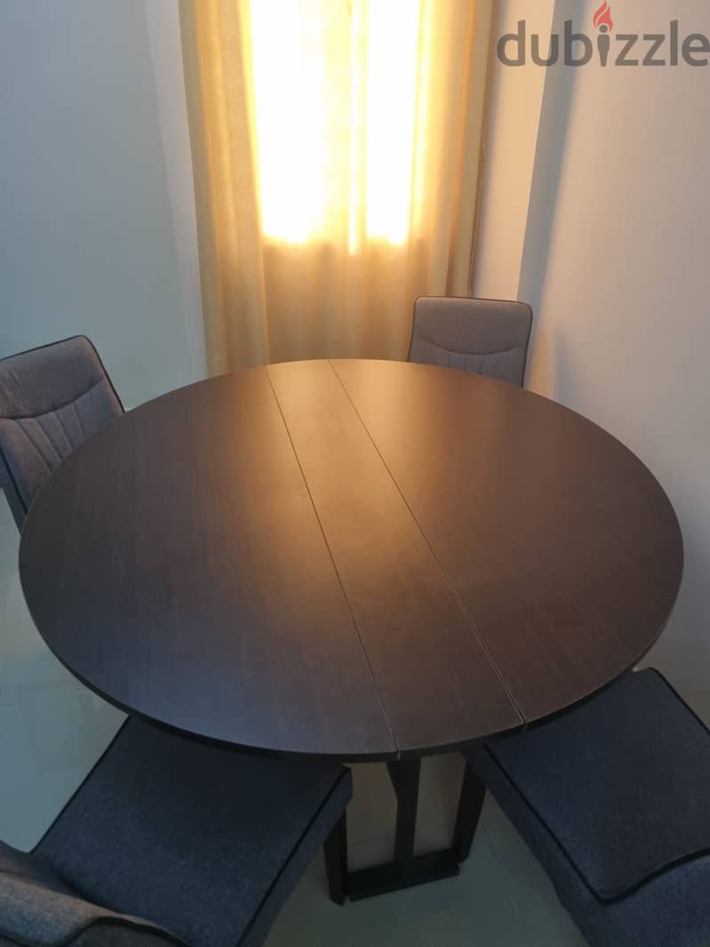 4 seater dining table in brand new condition 3