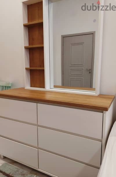 dresser mirror with drawers/ تسريحة مرآة مع ادراج