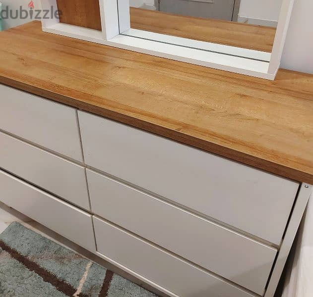 dresser mirror with drawers/ تسريحة مرآة مع ادراج 1