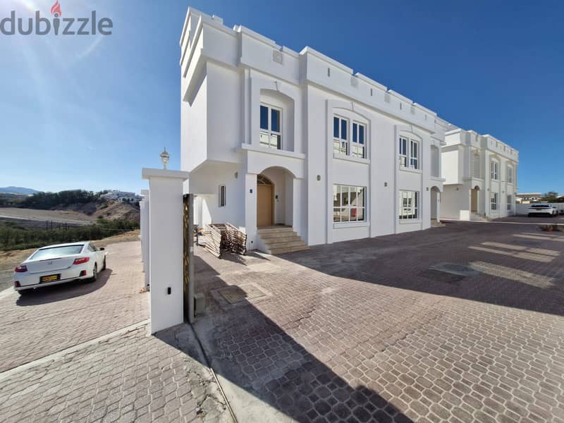 5 BR Spacious Villa Located in Madinat Al Ilam 0