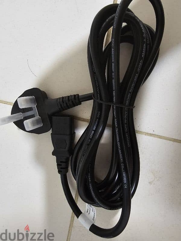 powercable with 3 prongUK plug 1