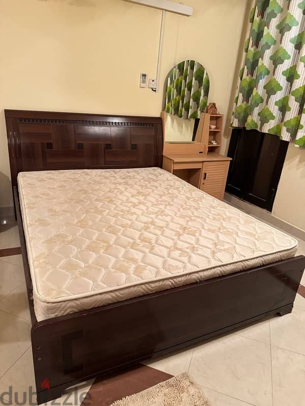 Queen Bed– sturdy and comfortable 0