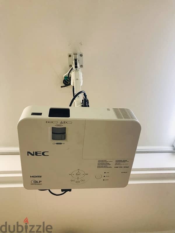 very good condition  projector with screen system 1