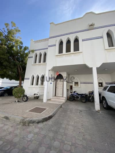 6me48-Nice 4 BHK Villa For Rent in Qurum