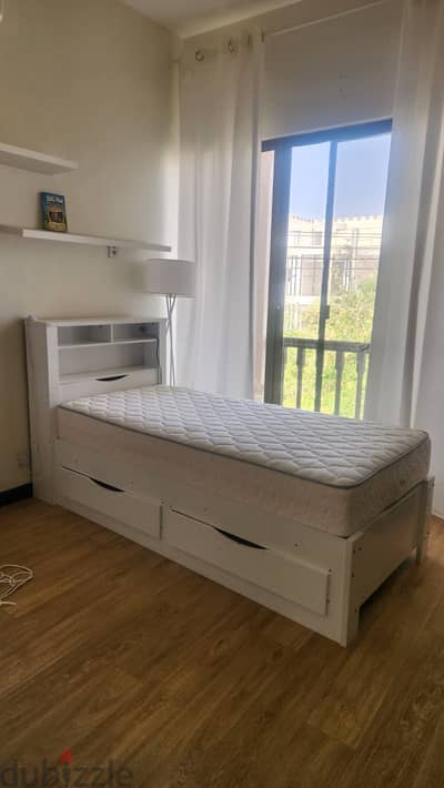 Single bed very clean mattress and in a very Good condition