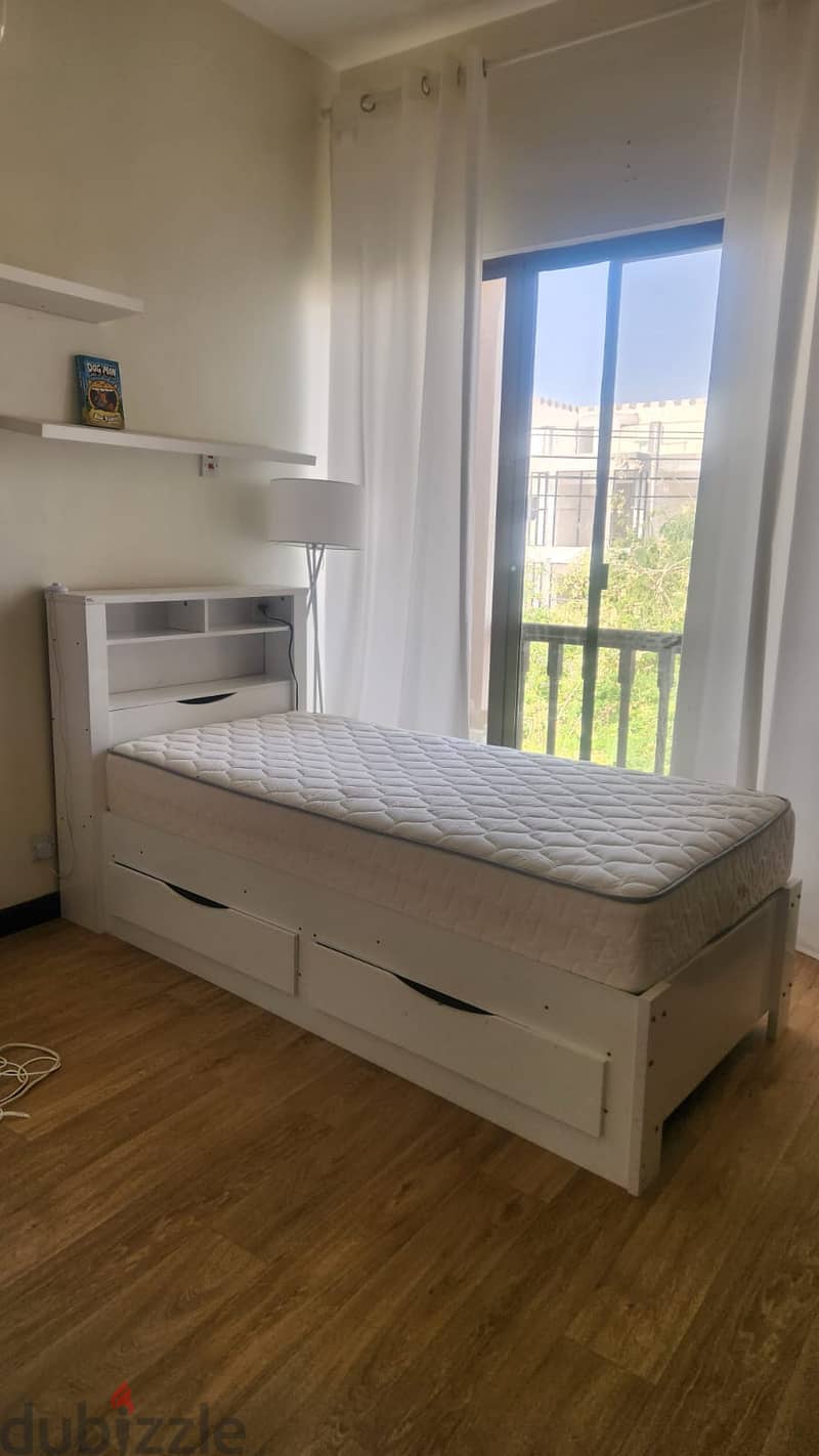 Single bed very clean mattress and in a very Good condition 0