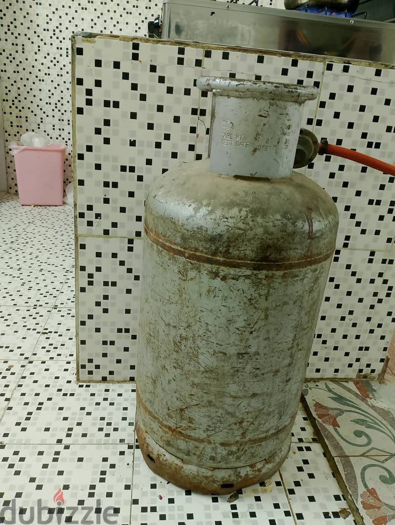 Gas Cylinder for sale 18.000. contact 72722285 0