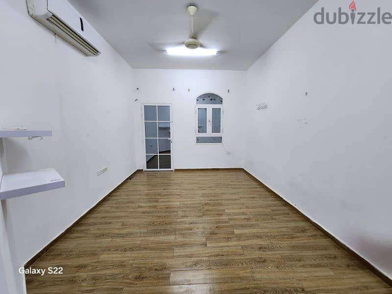 غرفة للايجار في العذيبة شامل  _room for rent in oziba including 4