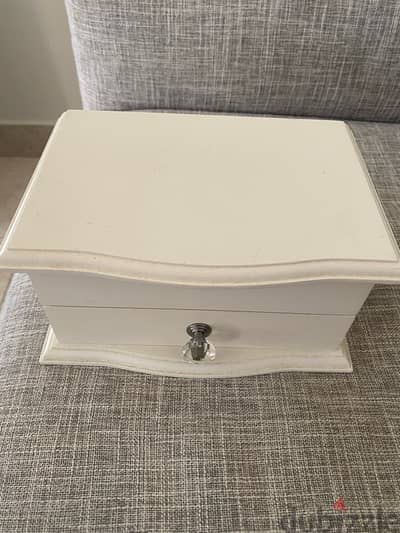 storing box dresser for jewelry بوكس تخزين مجوهرات جميل جدا ابيض white