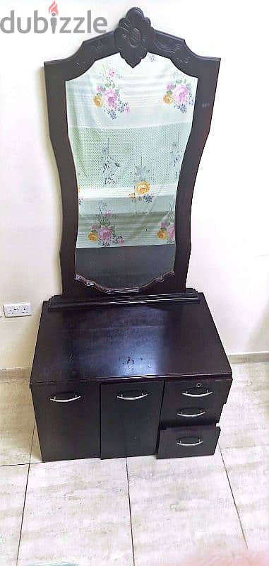 BROWN DRESSING TABLE