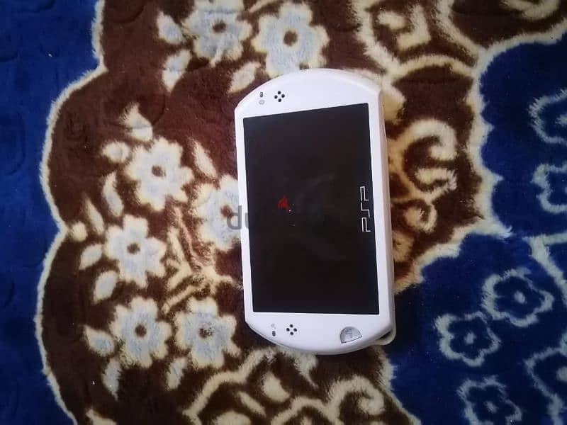 PSP go ice white  interested message me Whatsapp 79784802   30 ryals 4