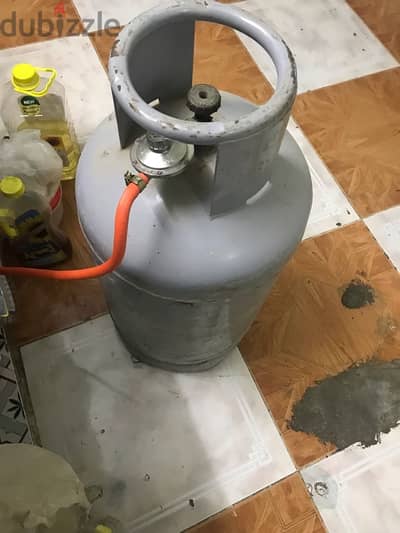 Gas cylinder with gas