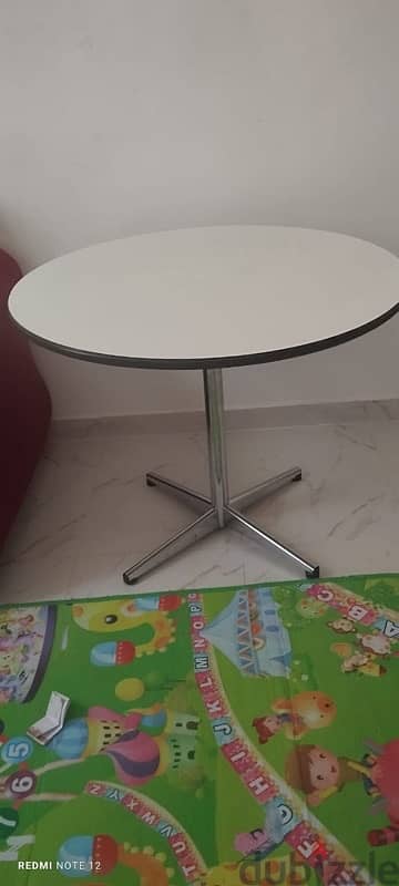 round dinings table