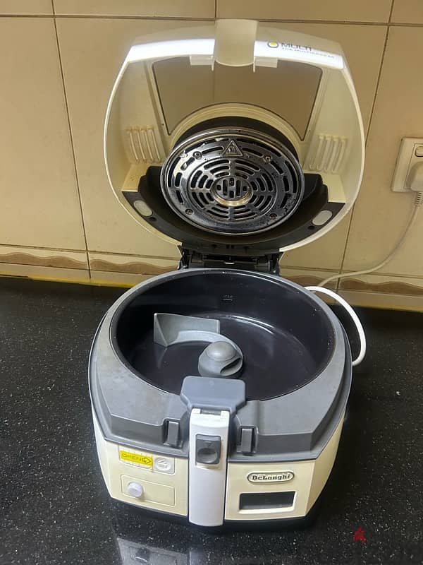 DeLonghi Air Fryer 1.5L capacity 1