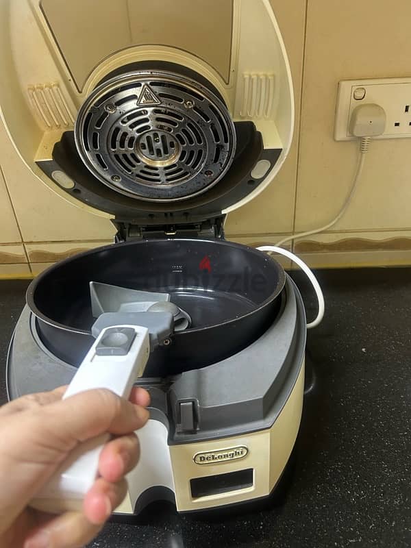 DeLonghi Air Fryer 1.5L capacity 2