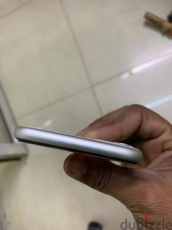 iPhone 11 128 gb 0 scratch 2