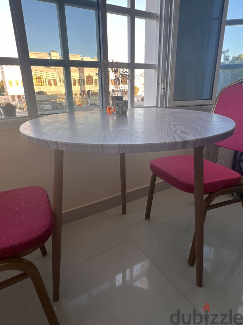 Round table with 2 chairs 2